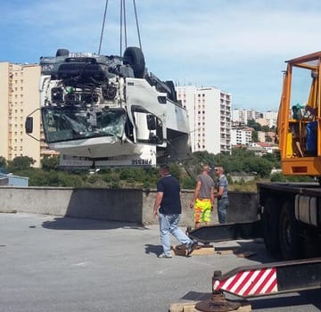 Podizanje prevrnutog kamiona, Rijeka